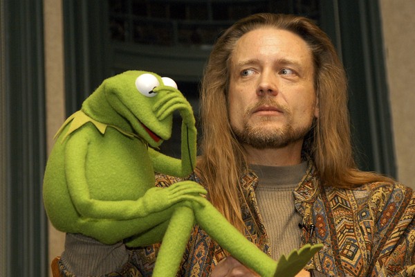 O dublador Steve Whitmire com o sapo Caco dos Muppets (Foto: Getty Images)