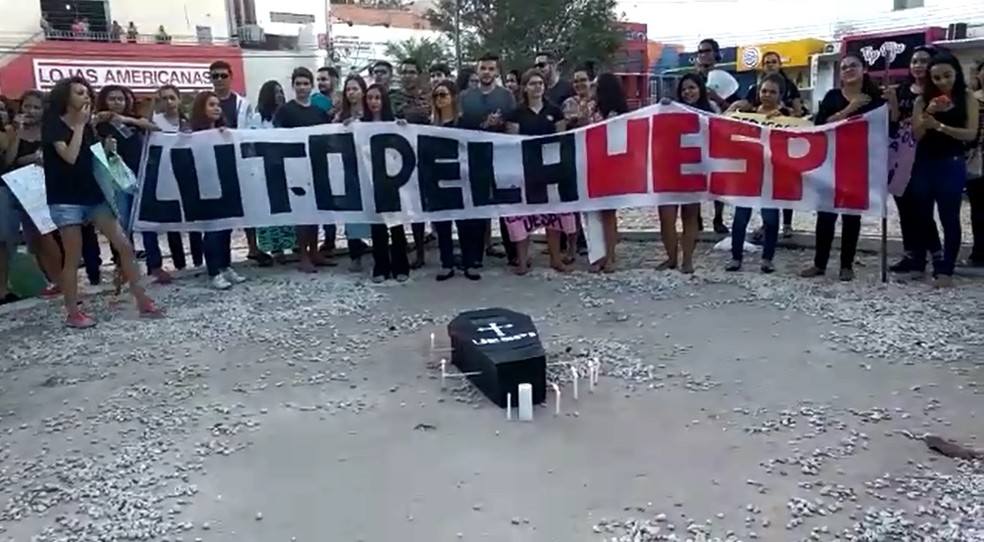 Estudantes da UESPI fizeram um velÃ³rio simbÃ³lico durante protesto (Foto: ReproduÃ§Ã£o/Whatsapp)