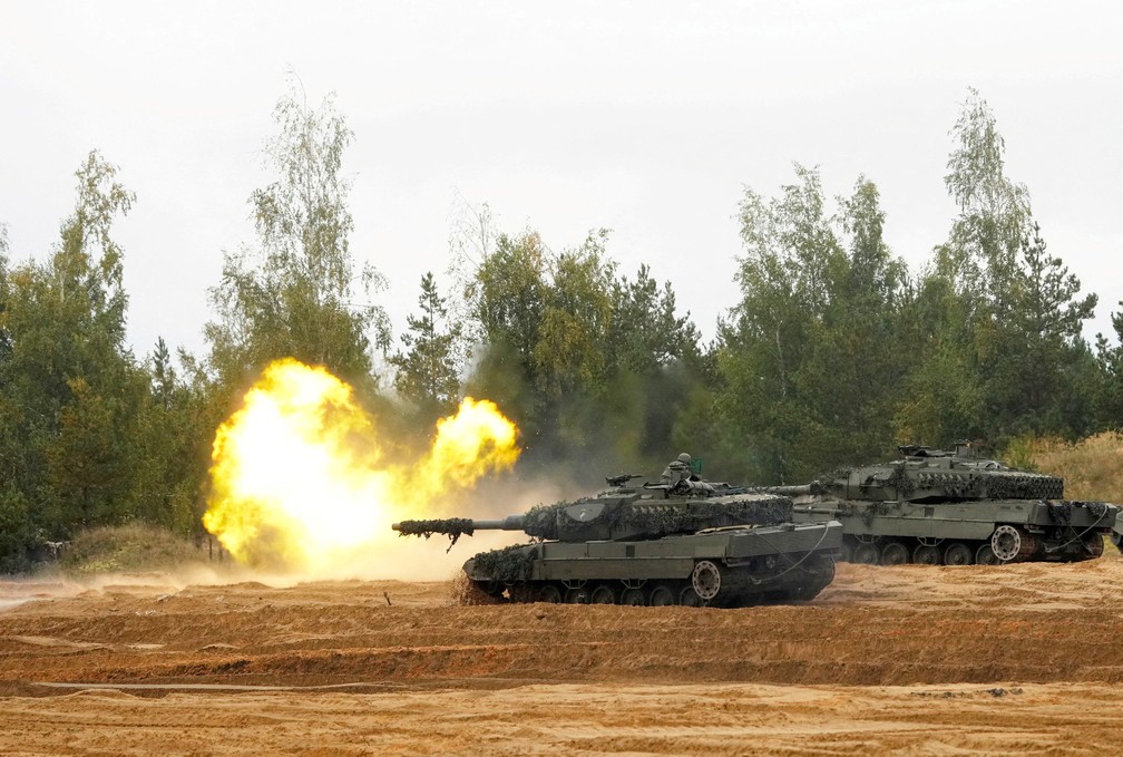 Tanque Leopard 2 dispara durante exercício militar na Letônia em 29 de setembro de 2022 — Foto: REUTERS/Ints Kalnins