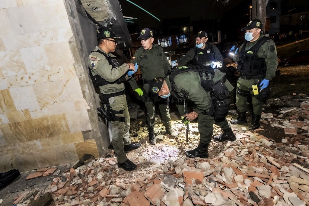 Ataque contra polícia em Bogotá mata um garoto e deixa 18 feridos
