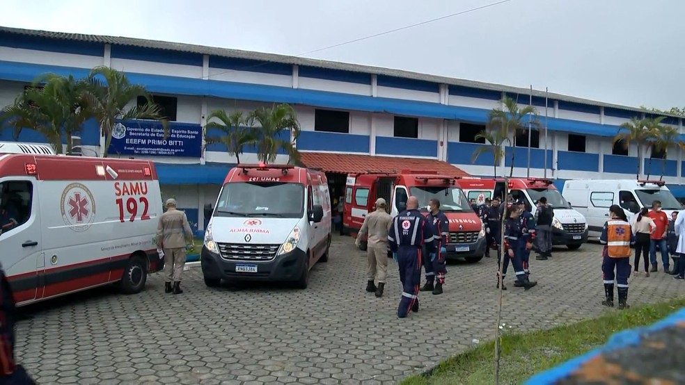 Ambulâncias em escola estadual invadida por atirador em Aracruz, ES — Foto: Reprodução/TV Gazeta