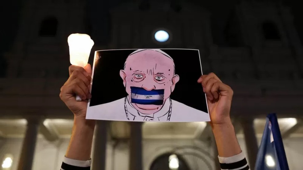 Nicaraguenses no exílio criticaram o silêncio do Papa com faixas como esta — Foto: Reuters/Via BBC