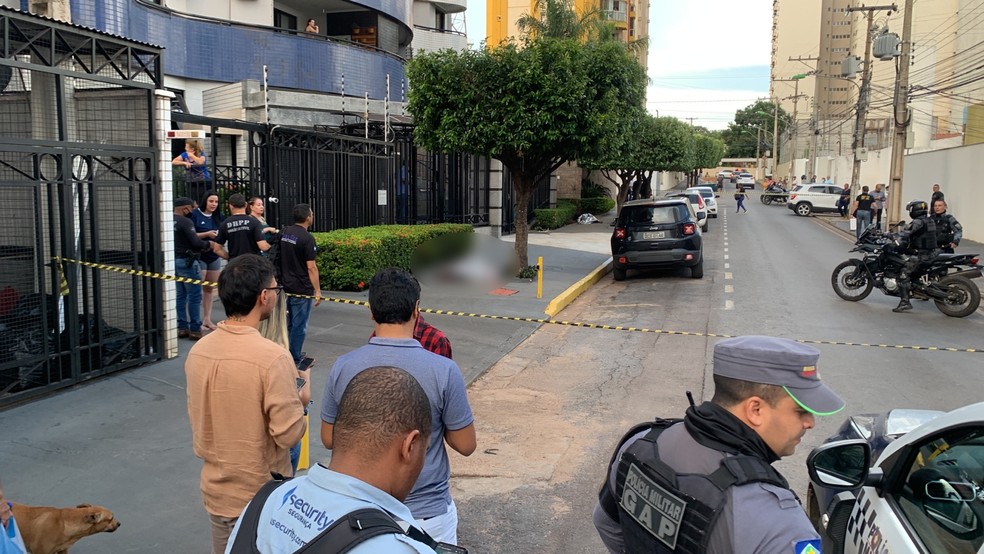 Homem e mulher são assassinados em Cuiabá — Foto: Matheus Maurício/ TV Centro América