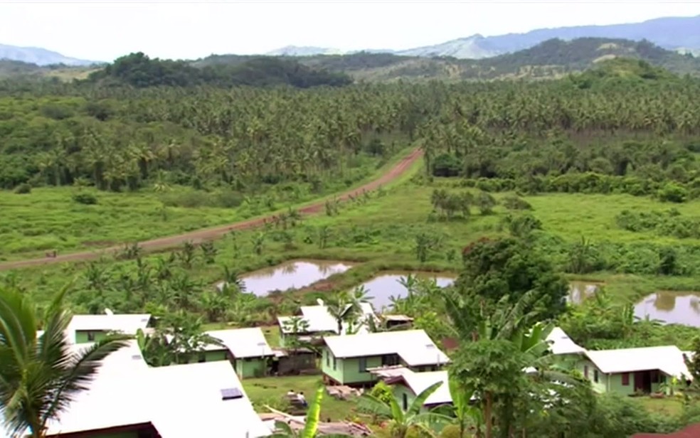 O vilarejo nas ilhas Fiji transferido morro acima por causa da elevação do nível do mar (Foto: Reprodução/BBC)