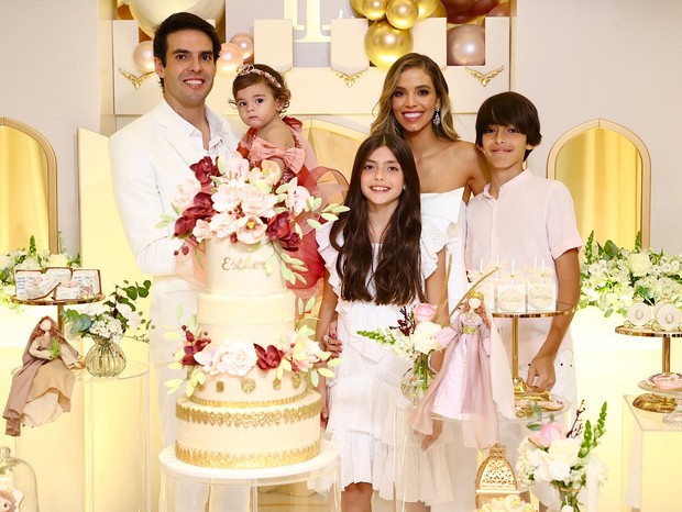 Kaká, Carol Dias, Luca e Isabela no aniversário de Esther (Foto: Manuela Scarpa/Brazil News)