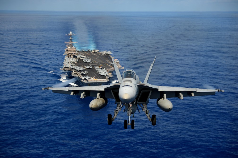 Caça F/A-18 Hornet dos EUA decola de porta-aviões — Foto: Marinha dos Estados Unidos