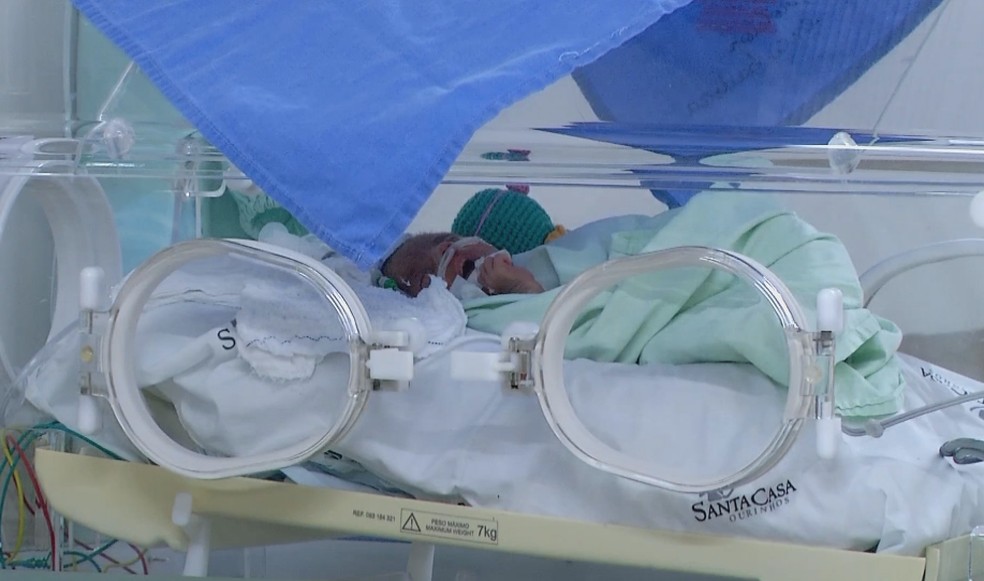 Bebês que nascem prematuros podem passar semanas internados na UTI neonatal  — Foto: Reprodução/TV TEM