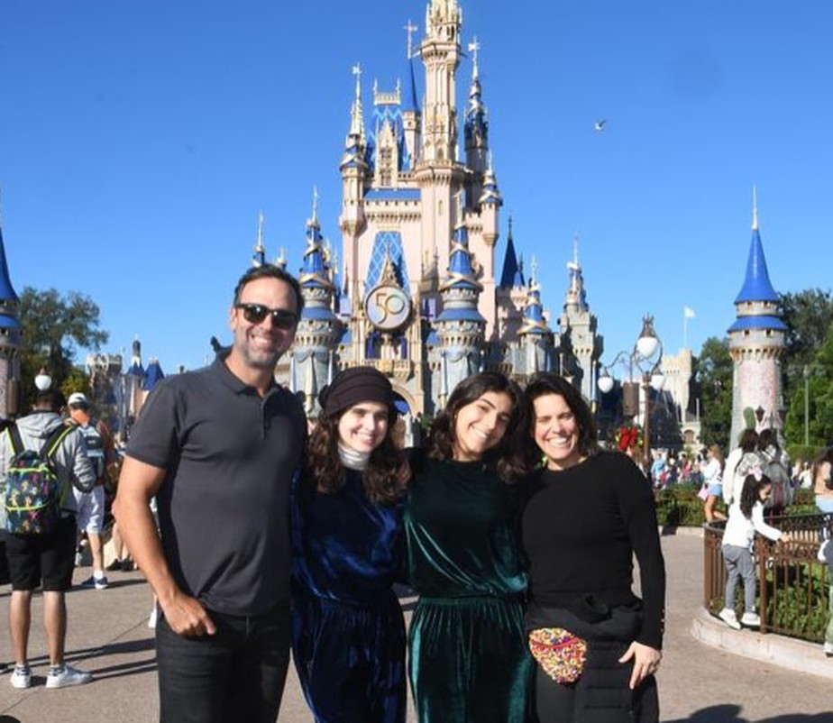 Tadeu Schmidt em Orlando com a esposa, Ana Cristina, e as filhas, Laura e Valentina