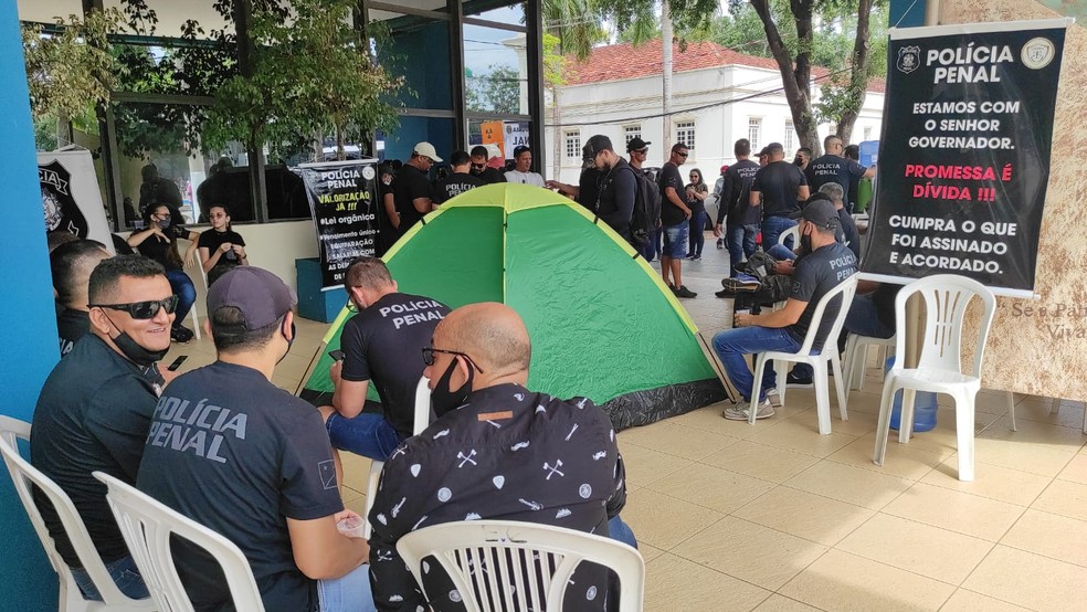 Policiais penais acamparam na frente da Aleac reivindicando salários equiparados e aprovação da lei orgânica  — Foto: Quésia Melo/Rede Amazônica Acre 