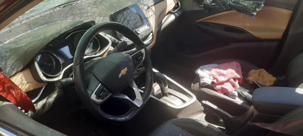 Carro foi destruído após suposta briga com motorista de aplicativo — Foto: Marcus Vinnicius Cintra/TV Morena