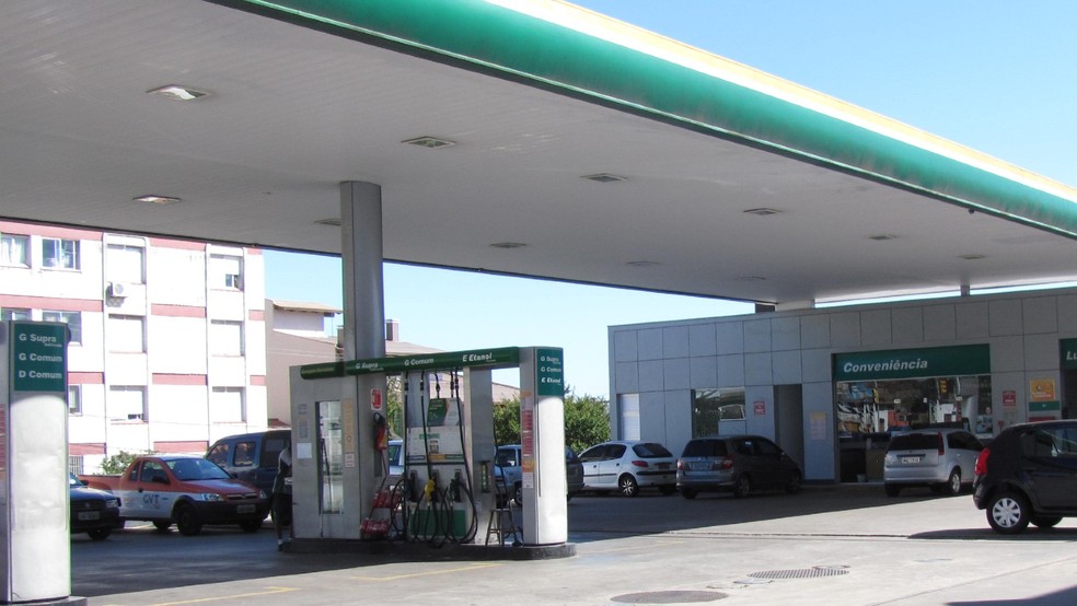 Atualmente, o preço médio da gasolina é R$ 6,214 — Foto: Wikimedia Commons