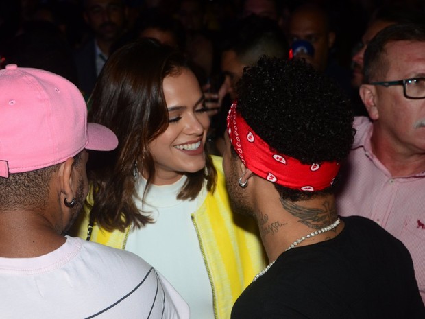 Bruna Marquezine e Neymar em show em São Paulo (Foto: Eduardo Martins/ Ag. News)