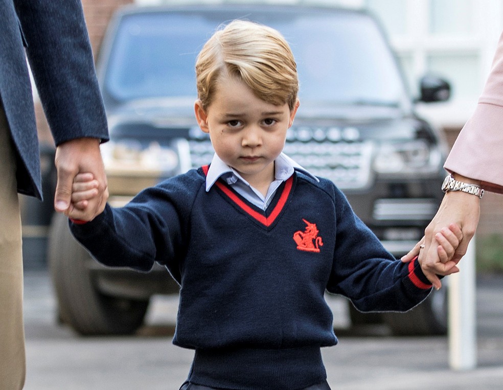 PrÃ­ncipe George segura as mÃ£os do pai e da diretora da escola (Foto: Richard Pohle/Pool/Reuters)