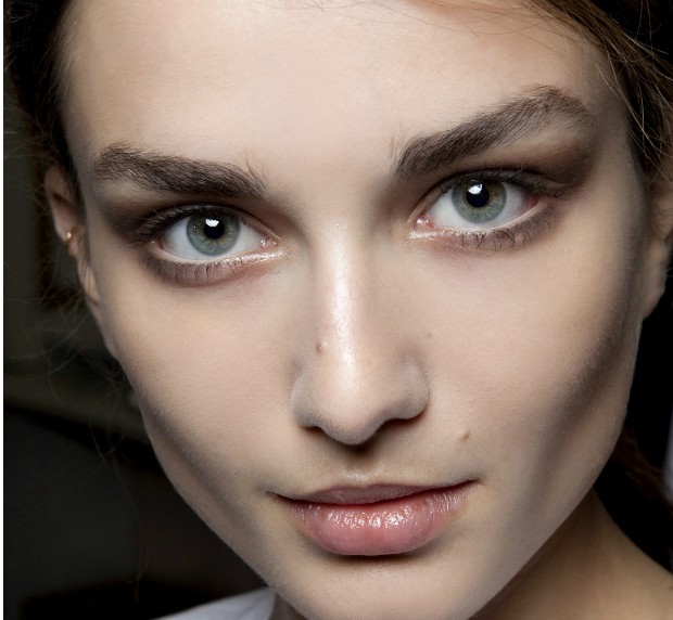 Veja truque de maquiagem que destaca os olhos (Foto: Imaxtree)