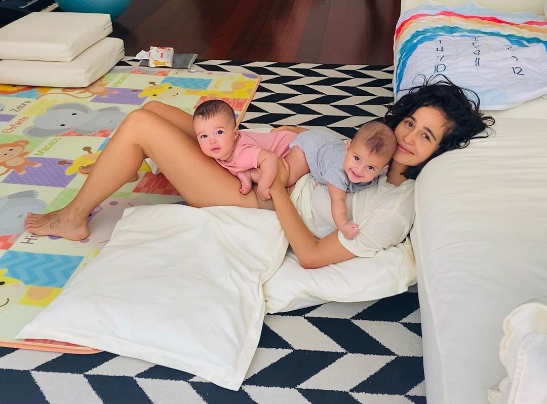 Nanda Costa posa com as gêmeas e declara: Licença maternidade acabando (Foto: Reprodução Instagram)
