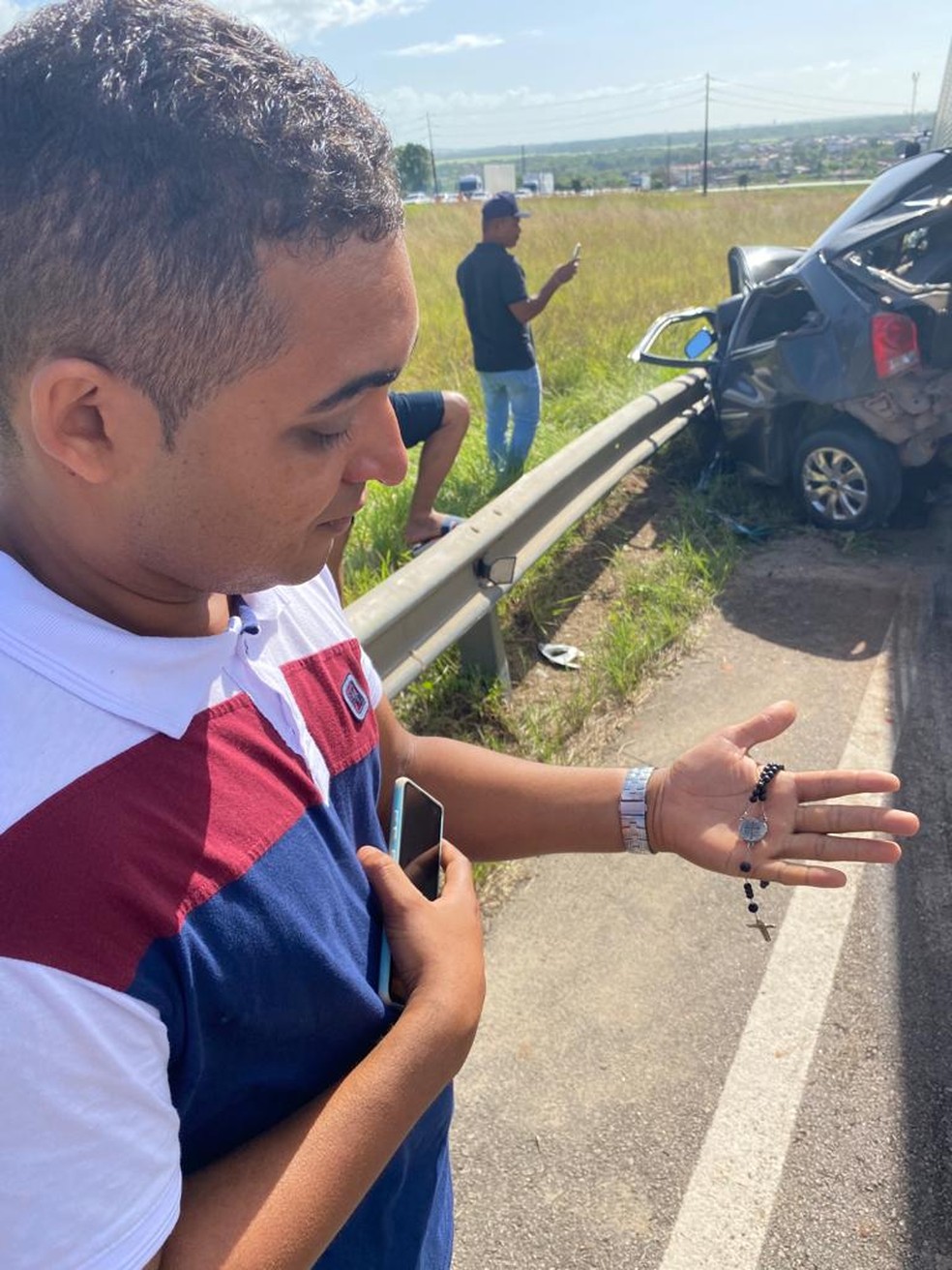 Vandilson dos Santos escapou ileso do acidente, e mostra terço que esta com ele no momento da colisão — Foto: Ewerton Lima/TV Cabo Branco