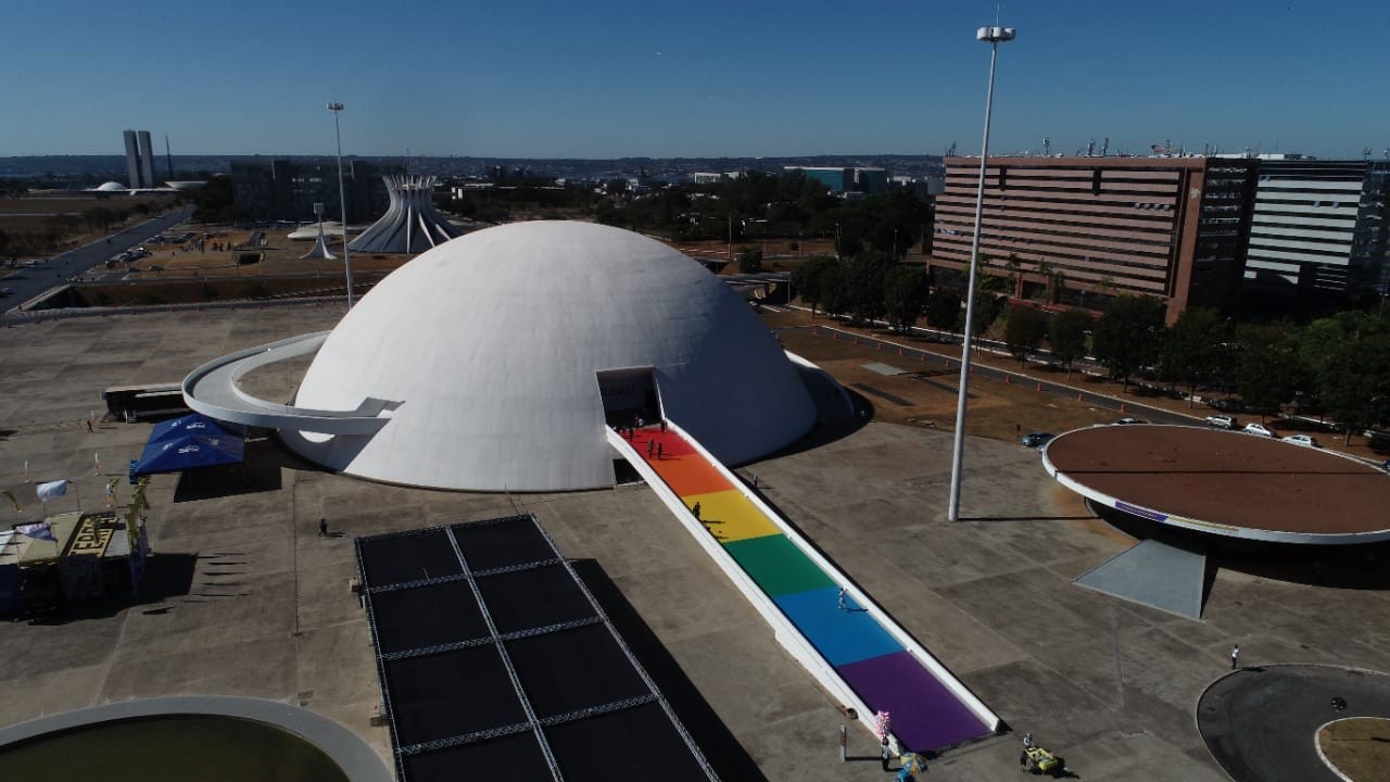 Monumentos de Brasília ganham cores do arco-íris em celebração ao mês do orgulho LGBTQIA+