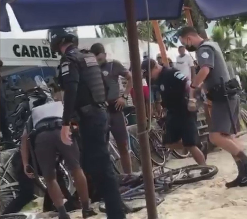 Guarda chuta jovem imobilizado em praia de SP e revolta banhistas; VÍDEO