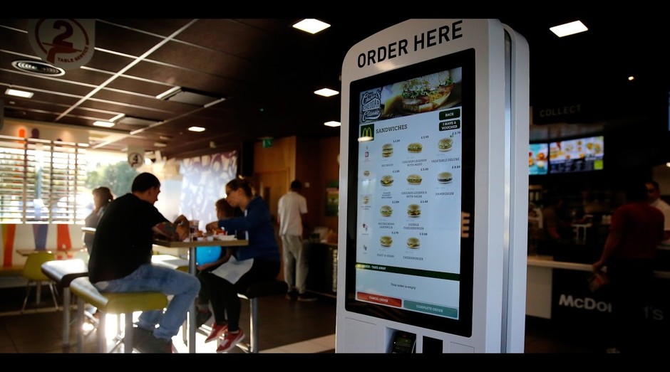 Atendimento por totens digitais, no McDonald's (Foto: Divulgação)