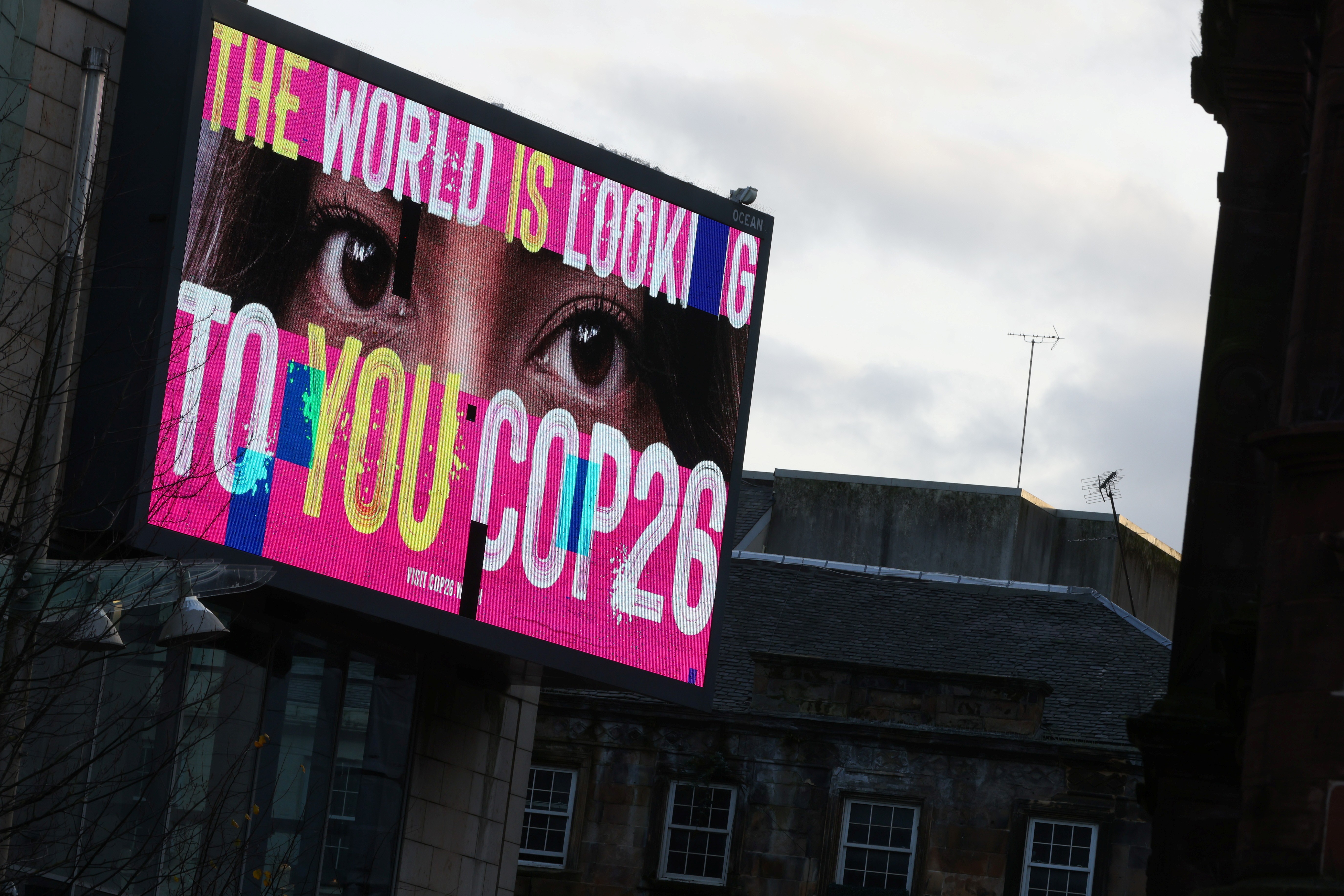 Propaganda é exposta durante realização da COP26 em Glasgow, no Reino Unido (Foto: REUTERS/Yves Herman)
