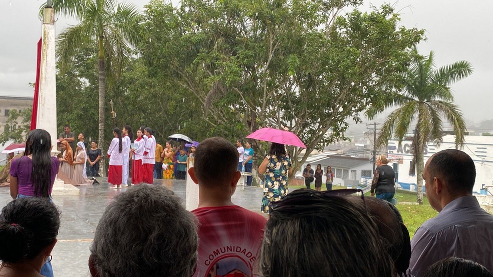 Mesmo sob chuva, fieis acompanham encenação da morte de Cristo em Cruzeiro do Sul — Foto: Rayza Lima/Rede Amazônica