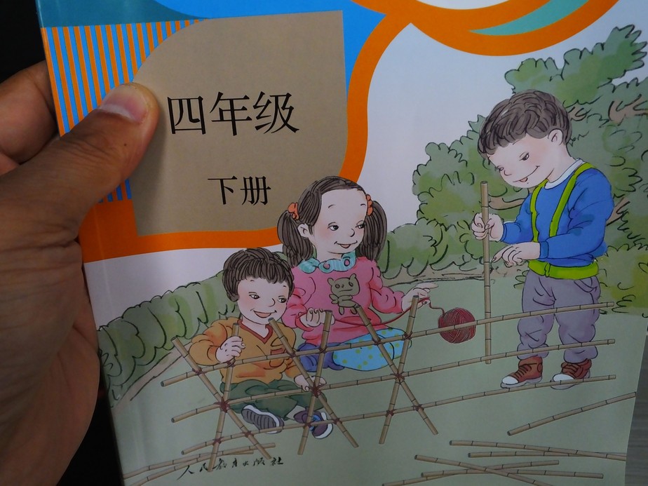 Ilustrações em livro didático na China geram punição de 27 funcionários