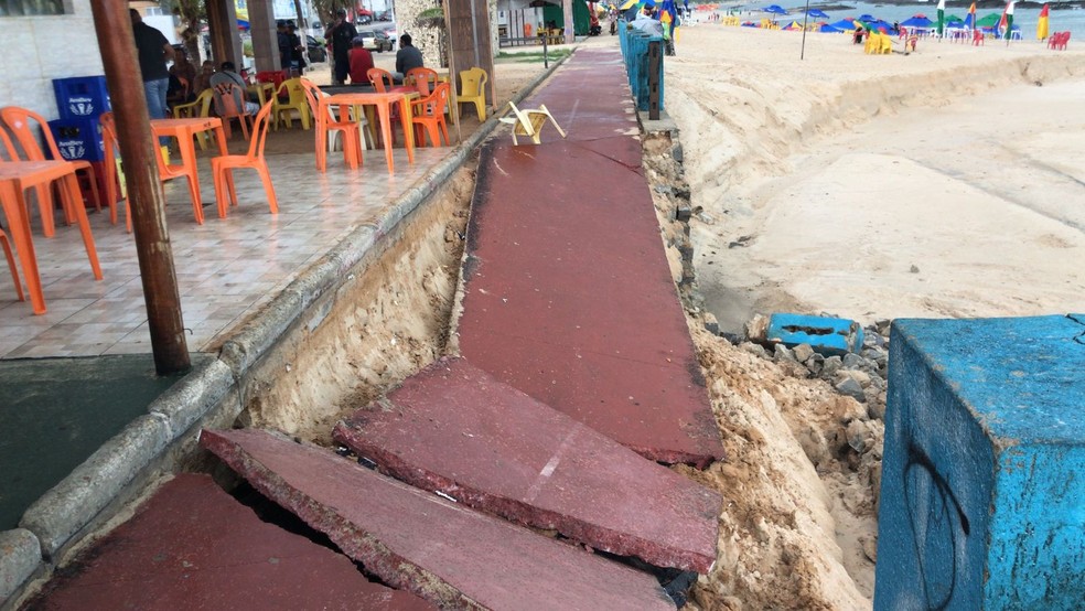 Trecho de ciclovia desabou em Natal — Foto: Geraldo Jerônimo/Inter TV Cabugi