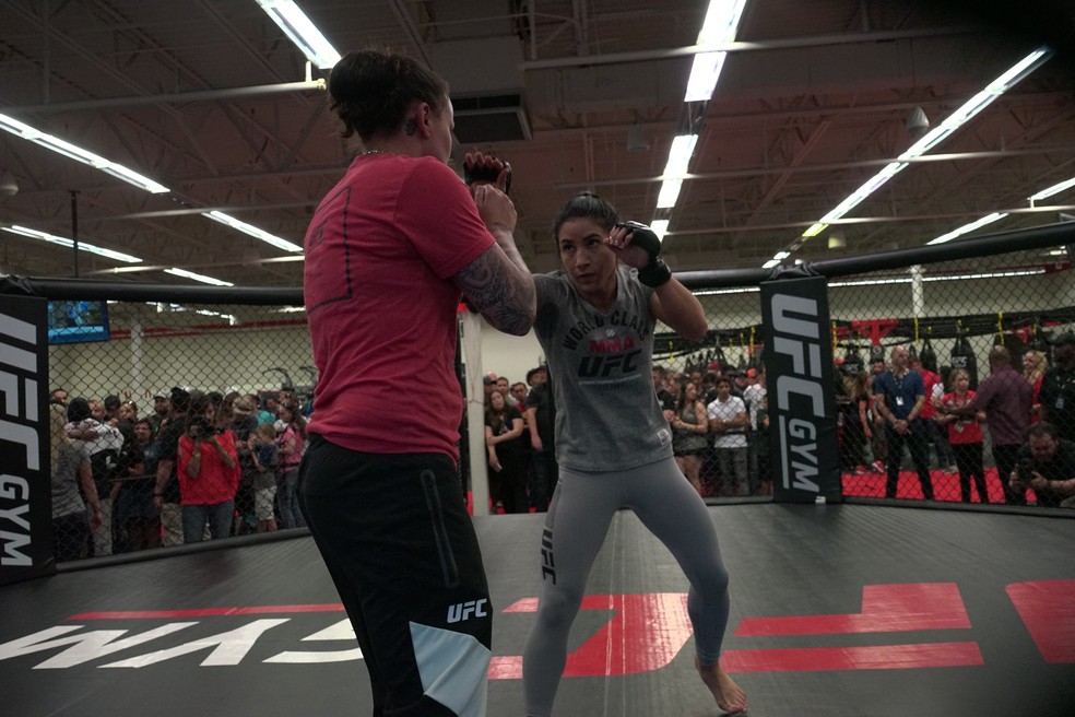 Tecia Torres e a esposa Raquel Pennington em treino aberto do UFC Orlando (Foto: Raphael Marinho)