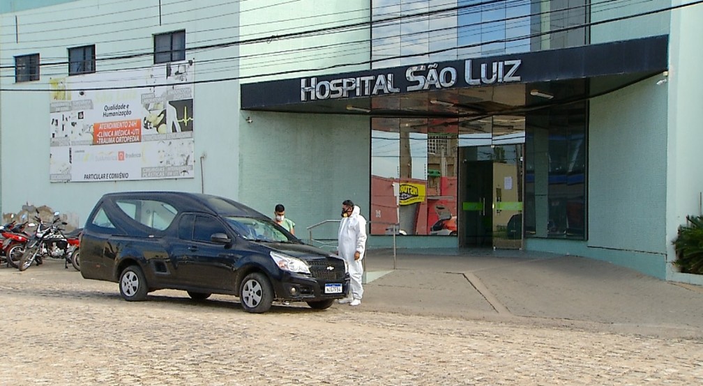 Carro da funerária leva corpo do hospital São Luiz em Mossoró — Foto: Hugo Andrade/Inter TV Costa Branca