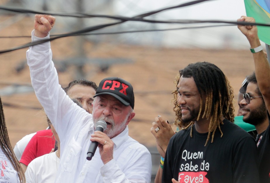 Lula usa boné com sigla que significa abreviação de palavra 'Complexo'