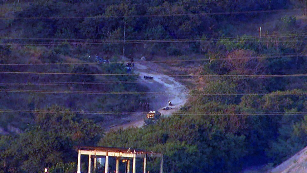 Policiais no alto da Vila Cruzeiro — Foto: Reprodução/TV Globo