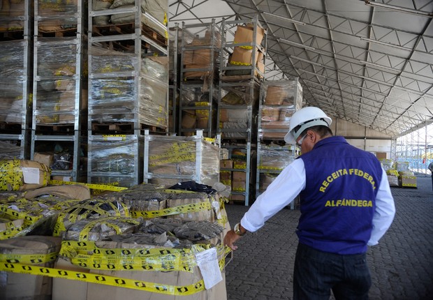 Fiscais da Receita Federal inspecionam carga de produtos piratas apreendidos (Foto: Tânia Rego/Agência Brasil)
