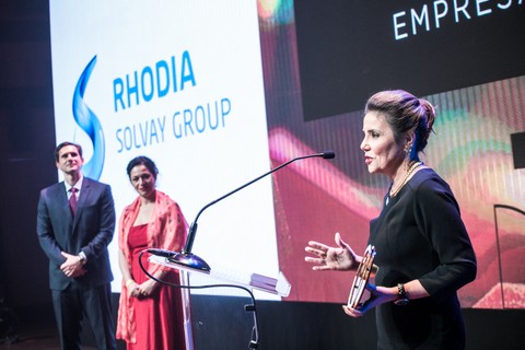 Daniela Manique, CEO na América Latina da Rhodia Grupo Solvay, foi ao palco para comemorar a conquista (Foto: Keiny Andrade)