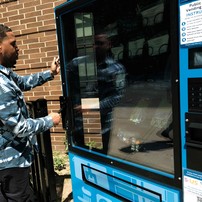 Nova máquina de venda automática no Brooklyn distribuirá tiras de teste de fentanil, naloxona, kits de higiene, absorventes, vitamina C e testes de COVID-19 gratuitos — Foto: Spencer Platt / Getty Images via AFP