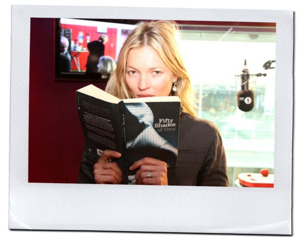  Kate Moss com sua cópia do best-seller (Foto: Reprodução)