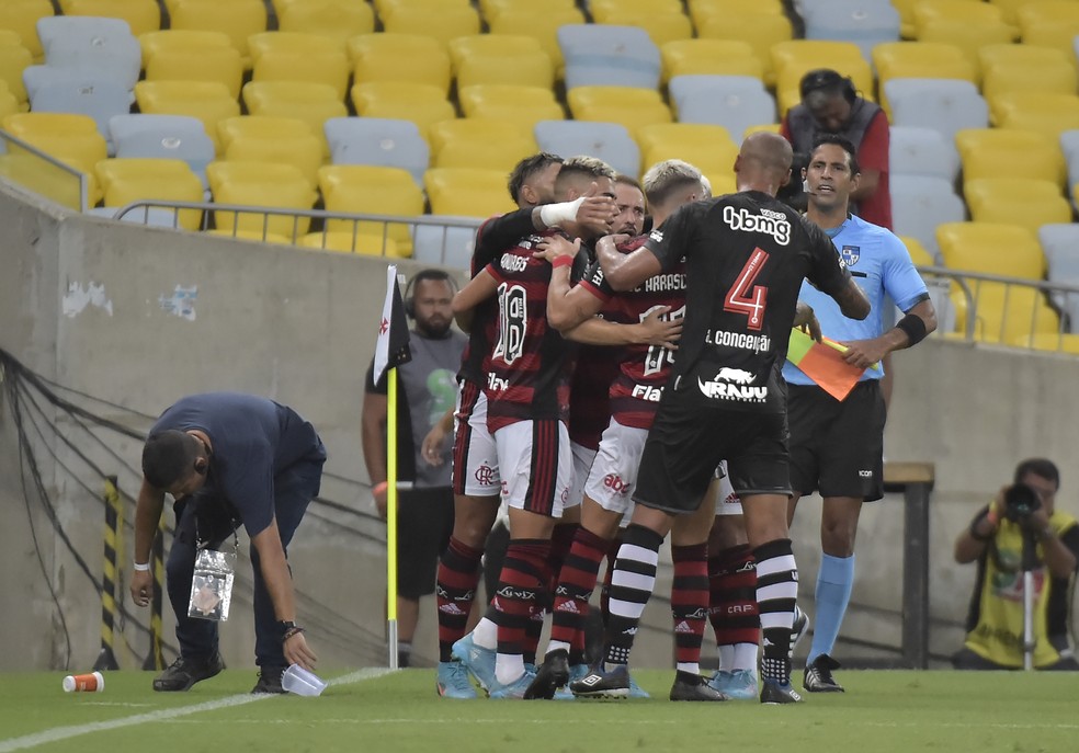 Anderson Conceição pede para que jogadores do Flamengo não comemorem de frente para a torcida do Vasco — Foto: André Durão