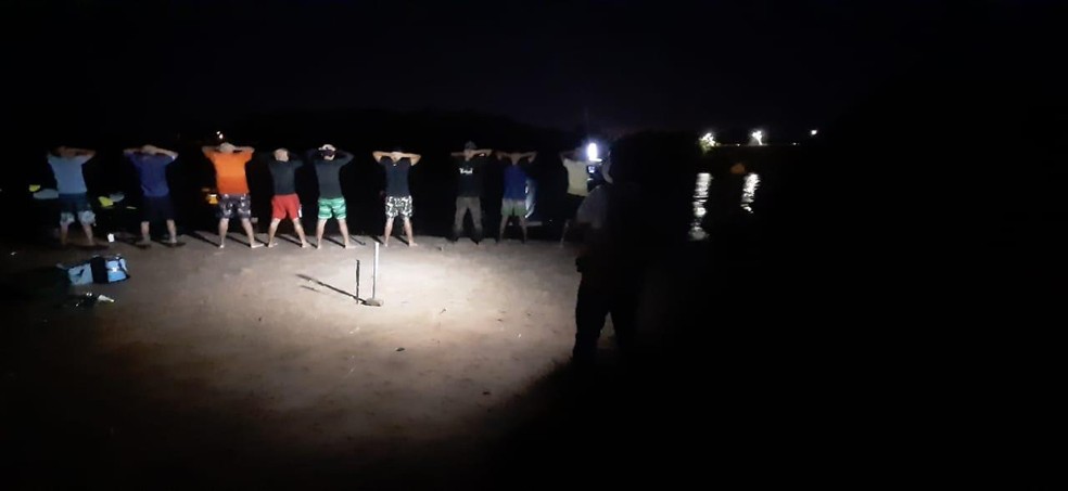 Aglomeração com 50 pessoas é encerrada em praia de Pontal do Araguaia (MT) — Foto: PM/MT