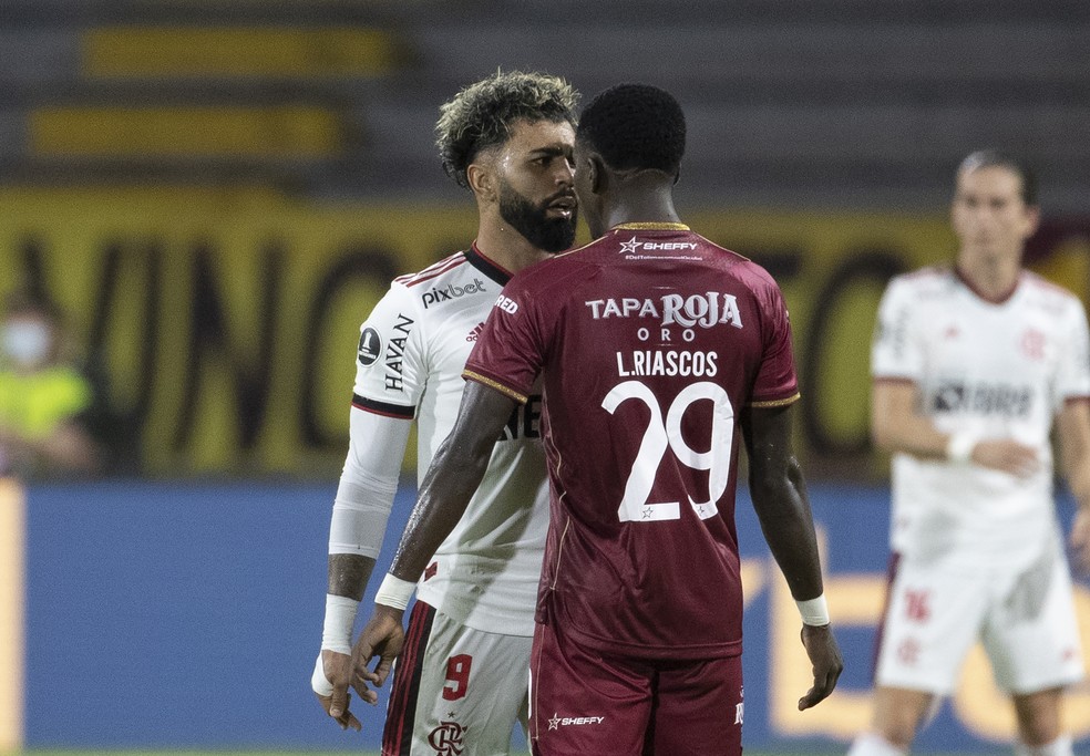 Tolima x Flamengo: Gabigol e Riascos — Foto: Staff images / CONMEBOL