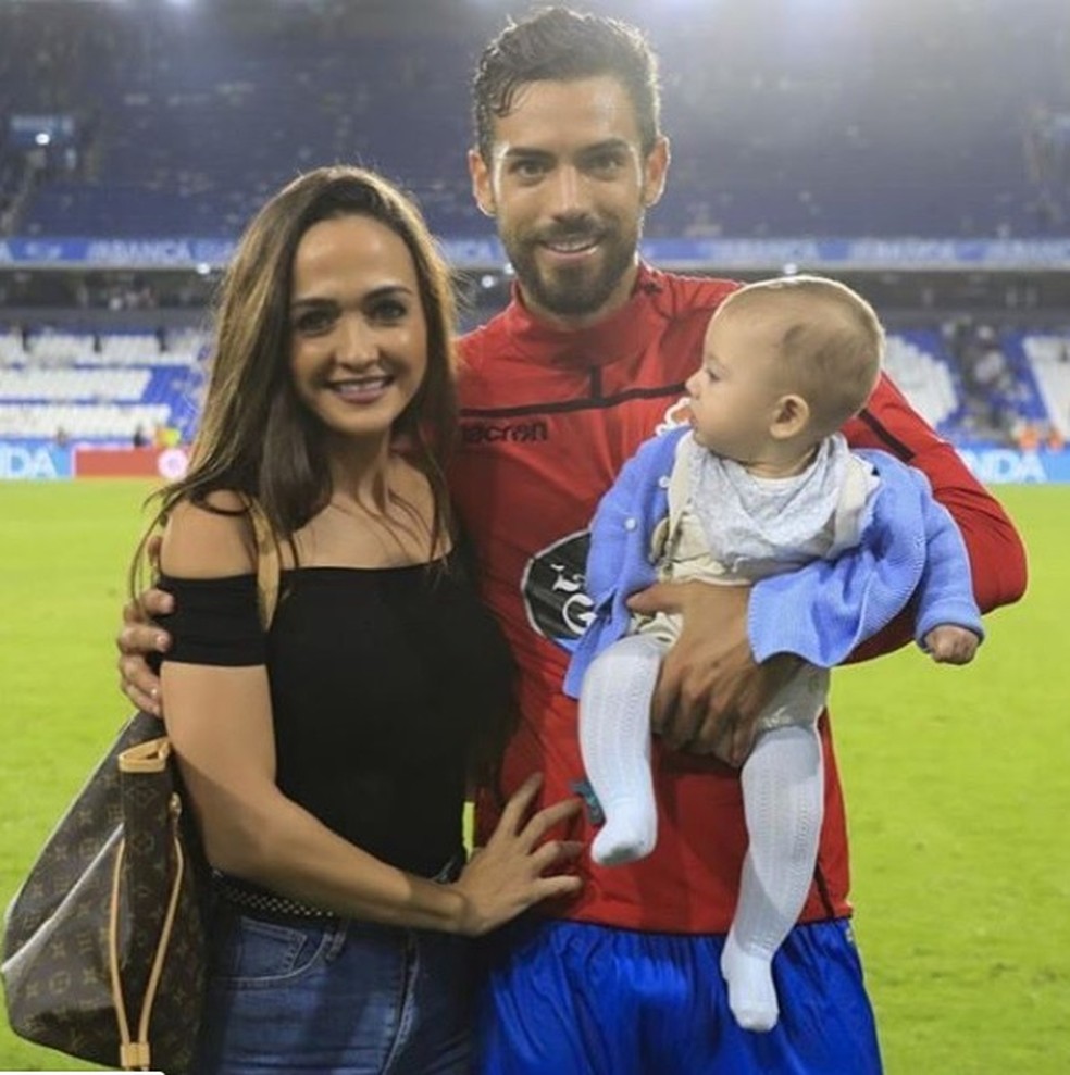 Marí com esposa e filho nos tempos de La Coruña — Foto: Reprodução Instagram