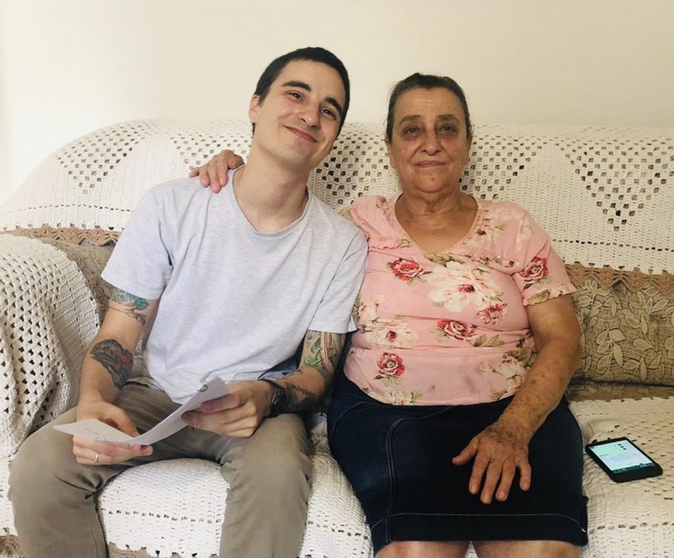 Alexandre Bueno Drabecki com Dona Iracema, em 2018  — Foto: Arquivo pessoal/Alexandre Drabecki 