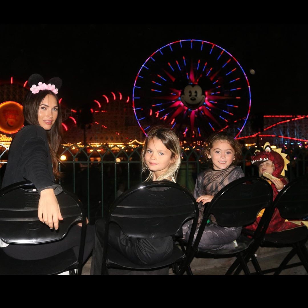 Megan Fox com os três filhos em passeio na Disney (Foto: Reprodução/Instagram)