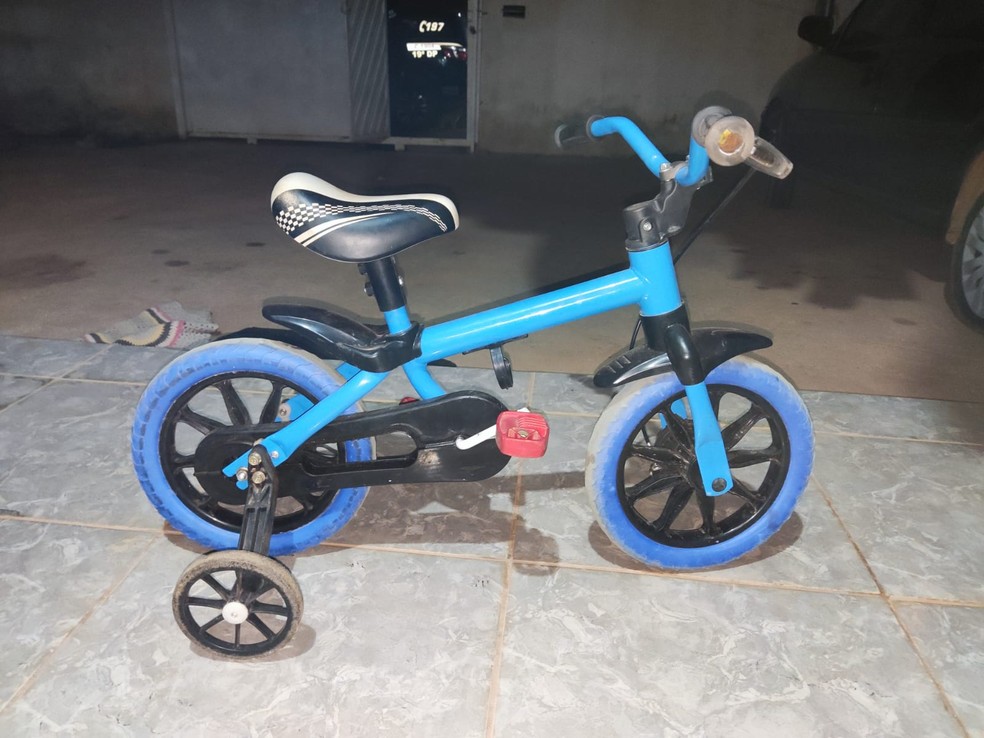 Bicicleta de criança de 3 anos que morreu após ser agredida pelo padrasto, em Ceilândia, no DF; homem disse que menino havia caído da bicicleta — Foto: PCDF/Reprodução