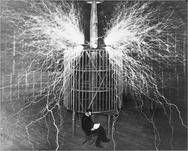 Tesla em seu laboratório (Foto: Reprodução)