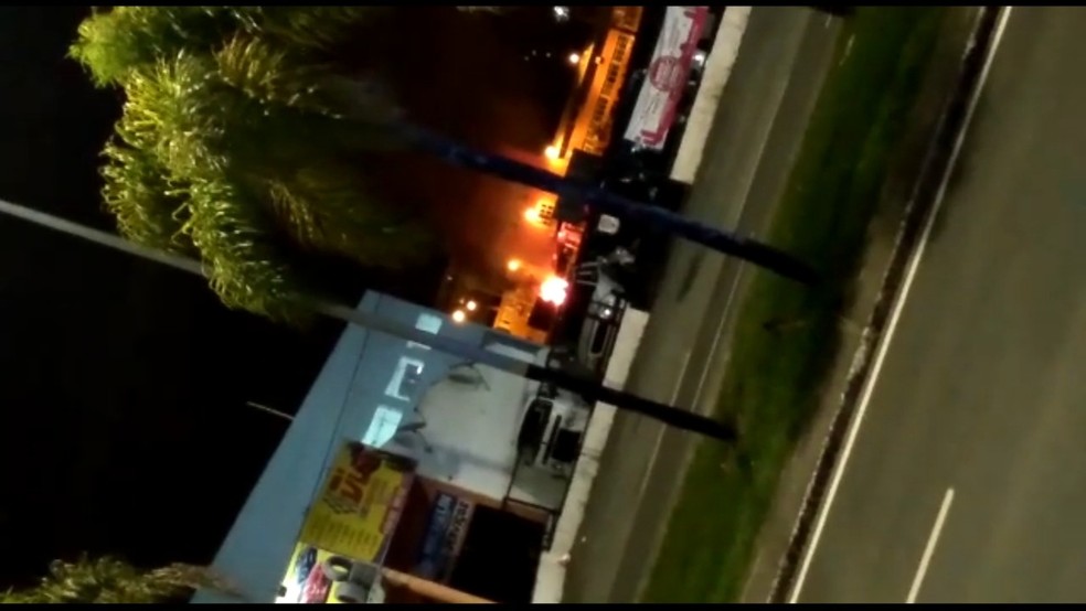 Ponto de incêndio provocado pelos criminosos em Criciúma — Foto: Reprodução/ NSC TV