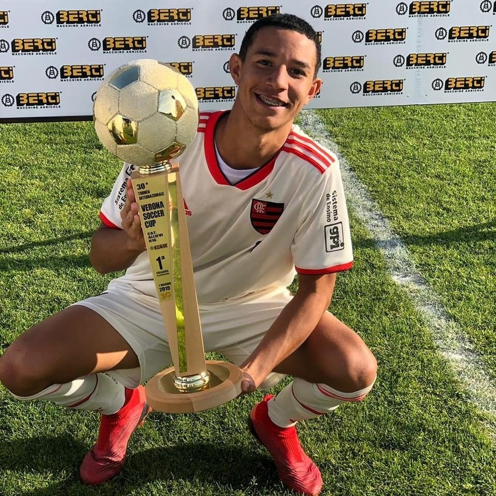 Zagueiro, Kayque também joga como lateral e foi campeão nos Emirados Árabes e Itália — Foto: Divulgação