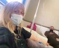 Com esclerose, Ludmila Dayer faz selfie no hospital e agradece apoio do marido