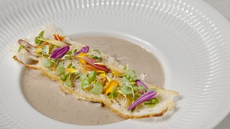 A Velouté de couve-flor tostada na Josper é a pedida no Marine Restô. Custa R$ 65 — Foto: Divulgação/Dhani Accioly Borges