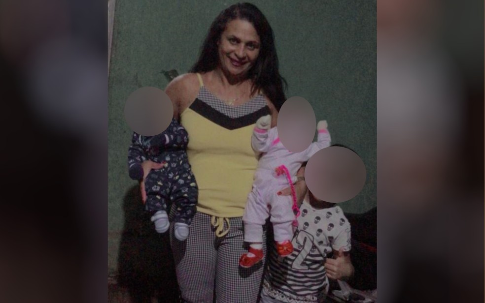 Rosilda Martins em foto com os g�meos e outra crian�a da fam�lia � Foto: Rosilda Martins/Arquivo Pessoal