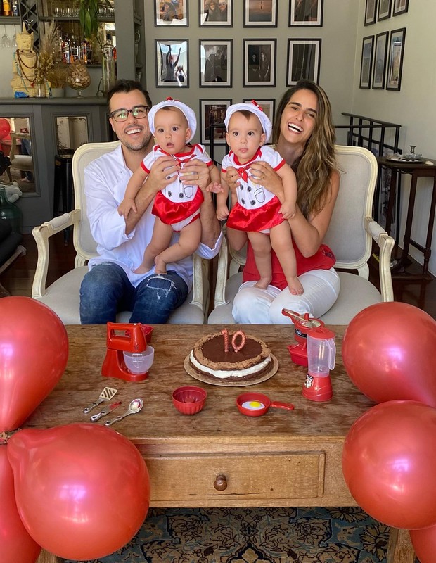 Marcella Fogaça e Joaquim Lopes comemoram os 10 meses de Sophia e Pietra (Foto: Reprodução/Instagram)
