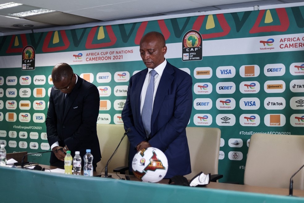 O presidente da CAF, Patrice Motsepe, pede um minuto de silêncio antes de realizar entrevista coletiva nesta terça — Foto: Kenzo Tribouillard/AFP